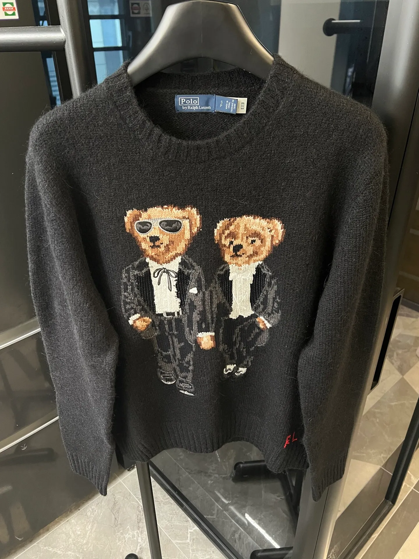P550 [Next day] Rah Lauren 25SS autumn and winter teddy bear wool blended sweater (black) Everyday casual cartoon bear knitted sweater! The simple solid color design is a knitted sweater that shows off its appearance. The round neck/cuffs/hem are all ribbed. Size: s m l xl xxl. Please check picture 9 for detailed sizes.